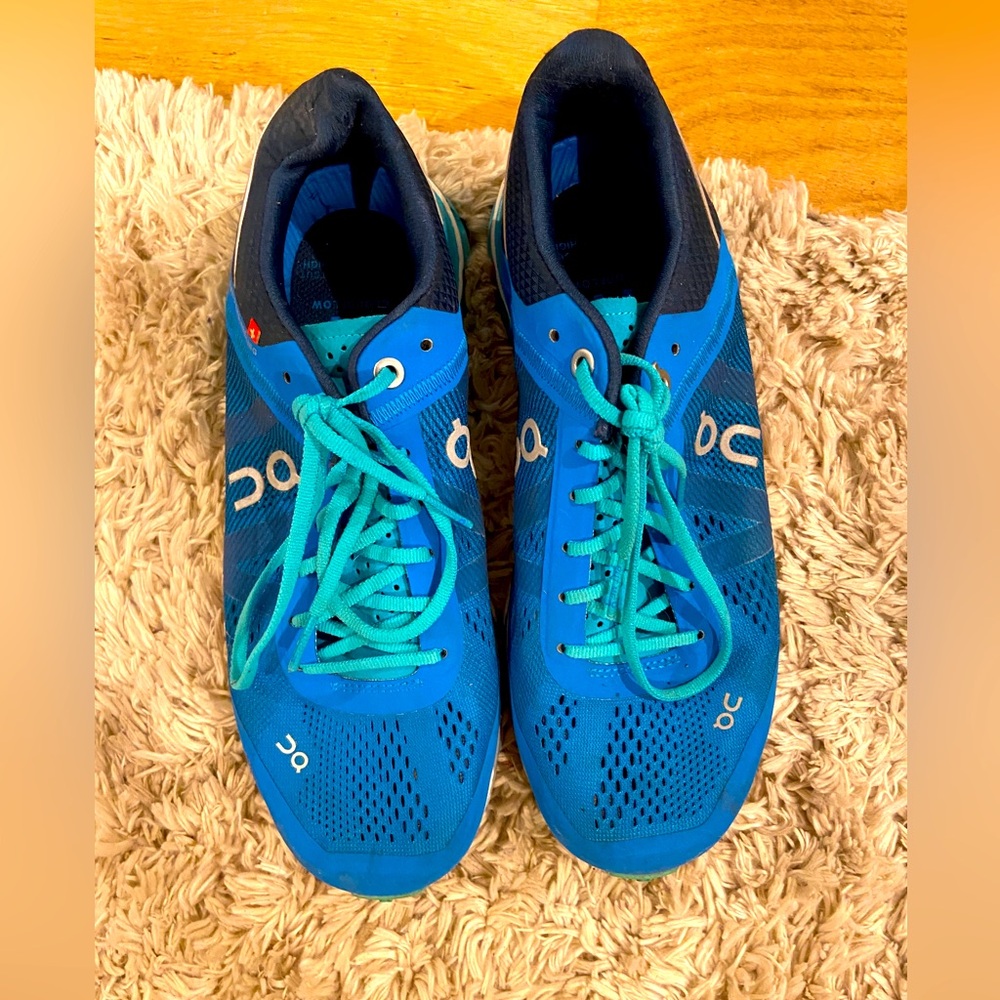 Size 6 On Cloud sneakers, bright blue